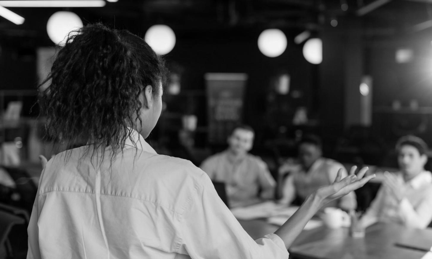 Postazione di lavoro professionale per montaggio video con monitor multipli