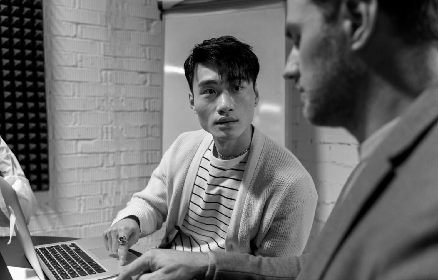 Studente al lavoro su progetto di montaggio video professionale