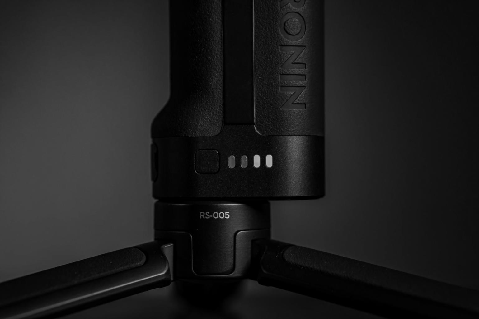 Studio di montaggio professionale con postazioni editing avanzate